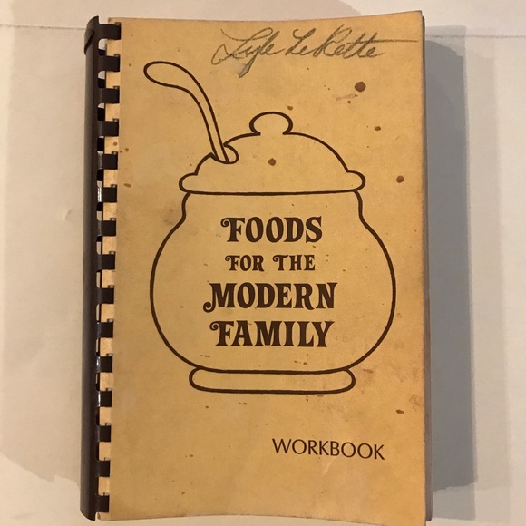 VINTAGE 1976 Foods for the Modern Family Workbook - Picture 1 of 11
